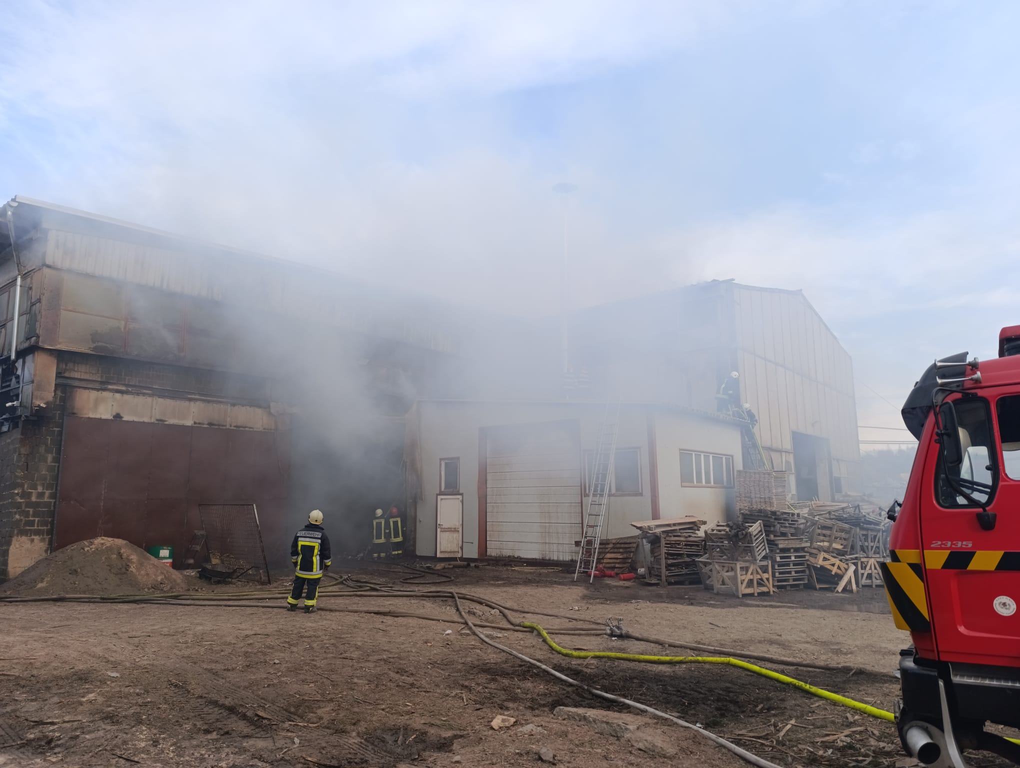 Fafeldolgozó műhelyben csaptak fel a lángok